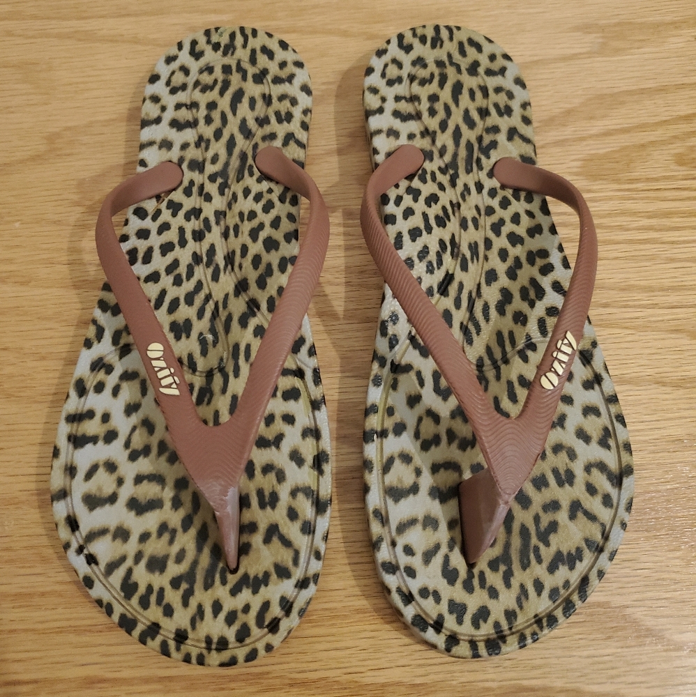 Women's designer flip flop sandals leopard sz 7
